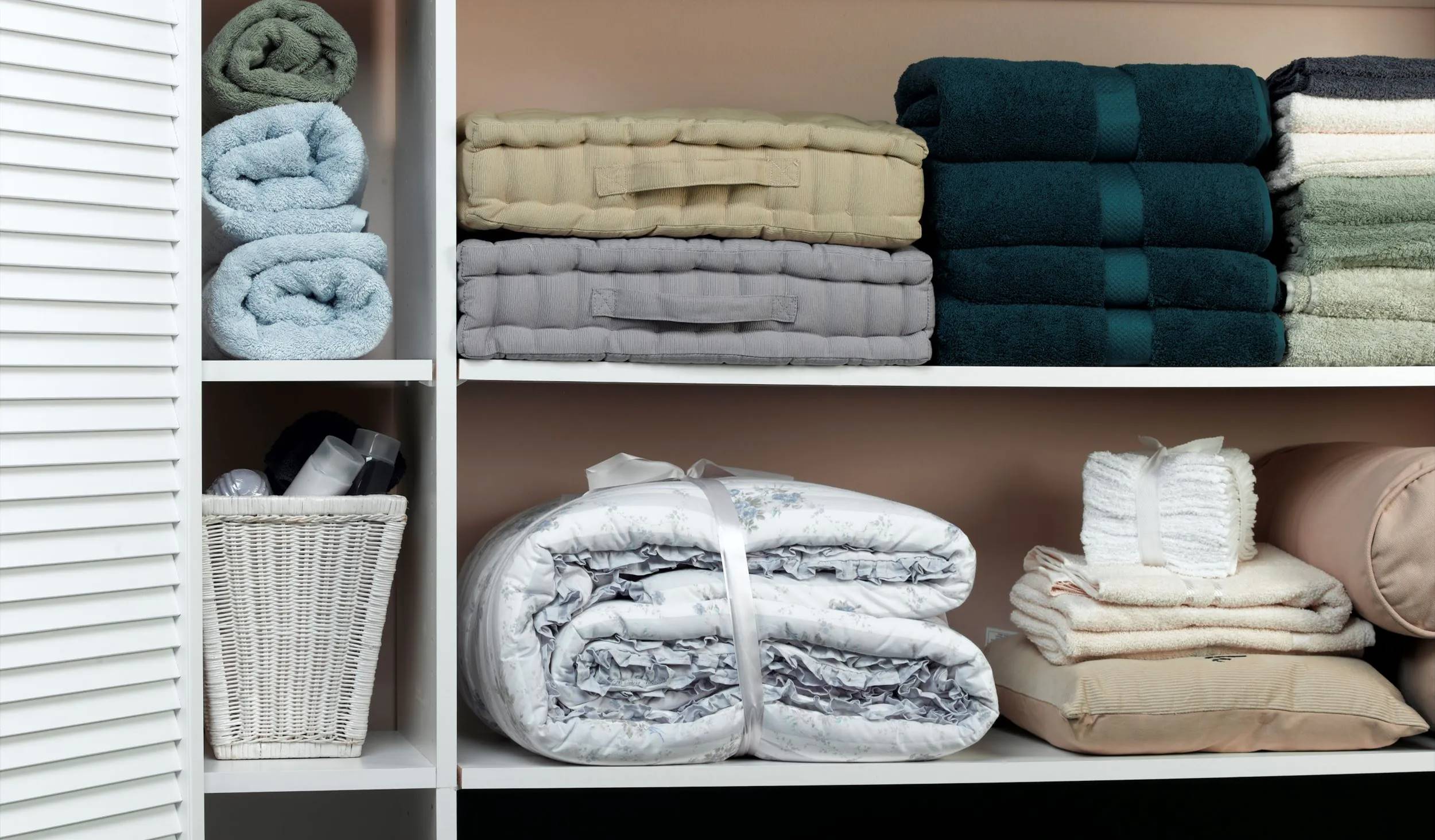 Cozy Home Textiles, Blankets and Pillows